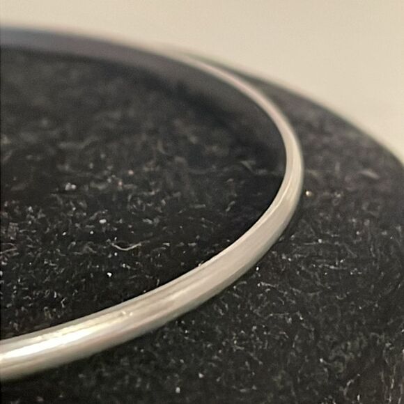 Retro 1990s 7.5” smooth polished silver tone stackable bangle bracelet - Picture 7 of 9